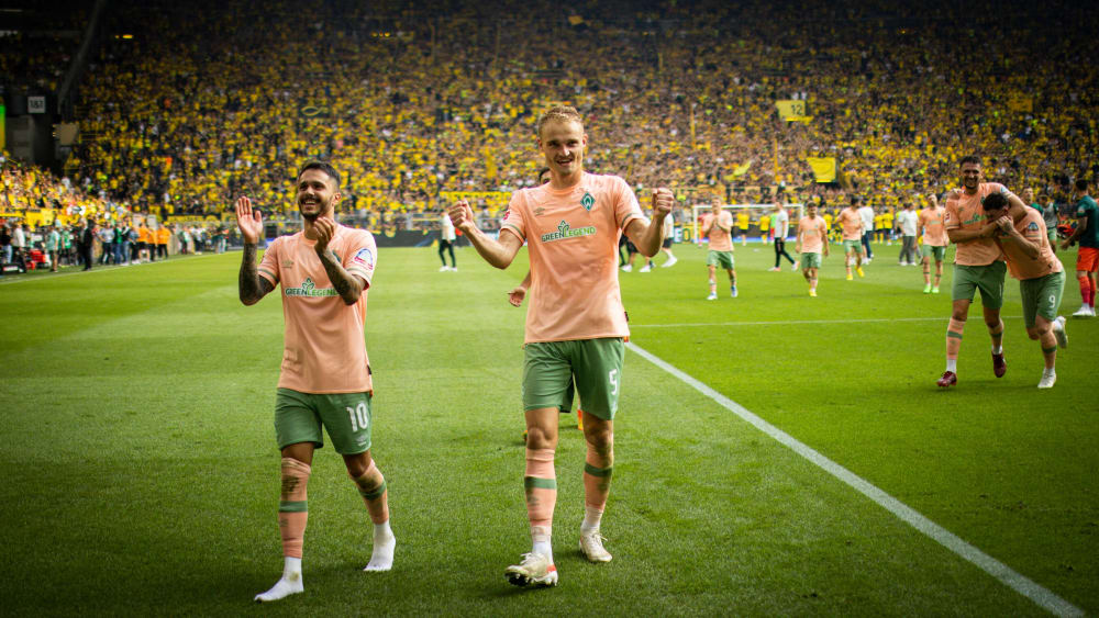 Jubel vor der gelben Wand: Amos Pieper und Leo Bittencourt (links) siegten mit Bremen in Dortmund.