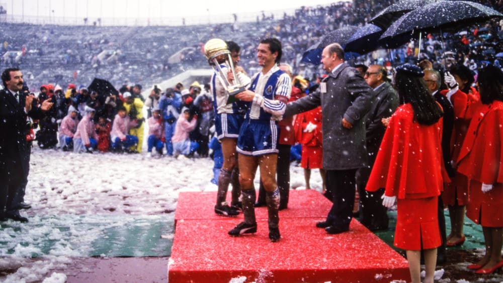 Fernando Gomes mit der Klubweltmeister-Trophäe (1987).