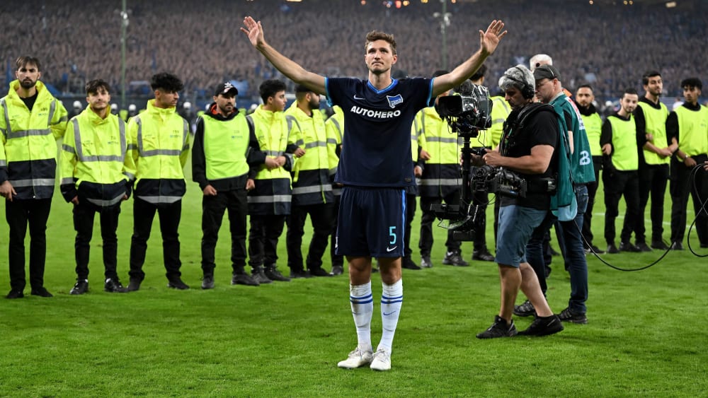 Verabschiedete sich nach dem erfolgreichen Relegations-Rückspiel von den Hertha-Fans: Niklas Stark.