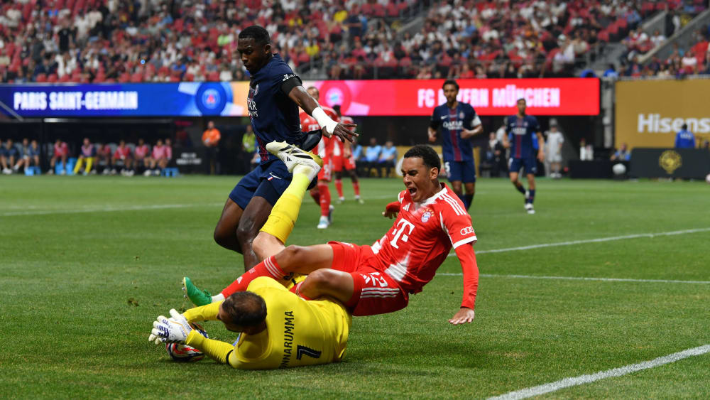 Jamal Musiala (re.) verletzt sich beim Zusammenprall mit Gianluigi Donnarumma.