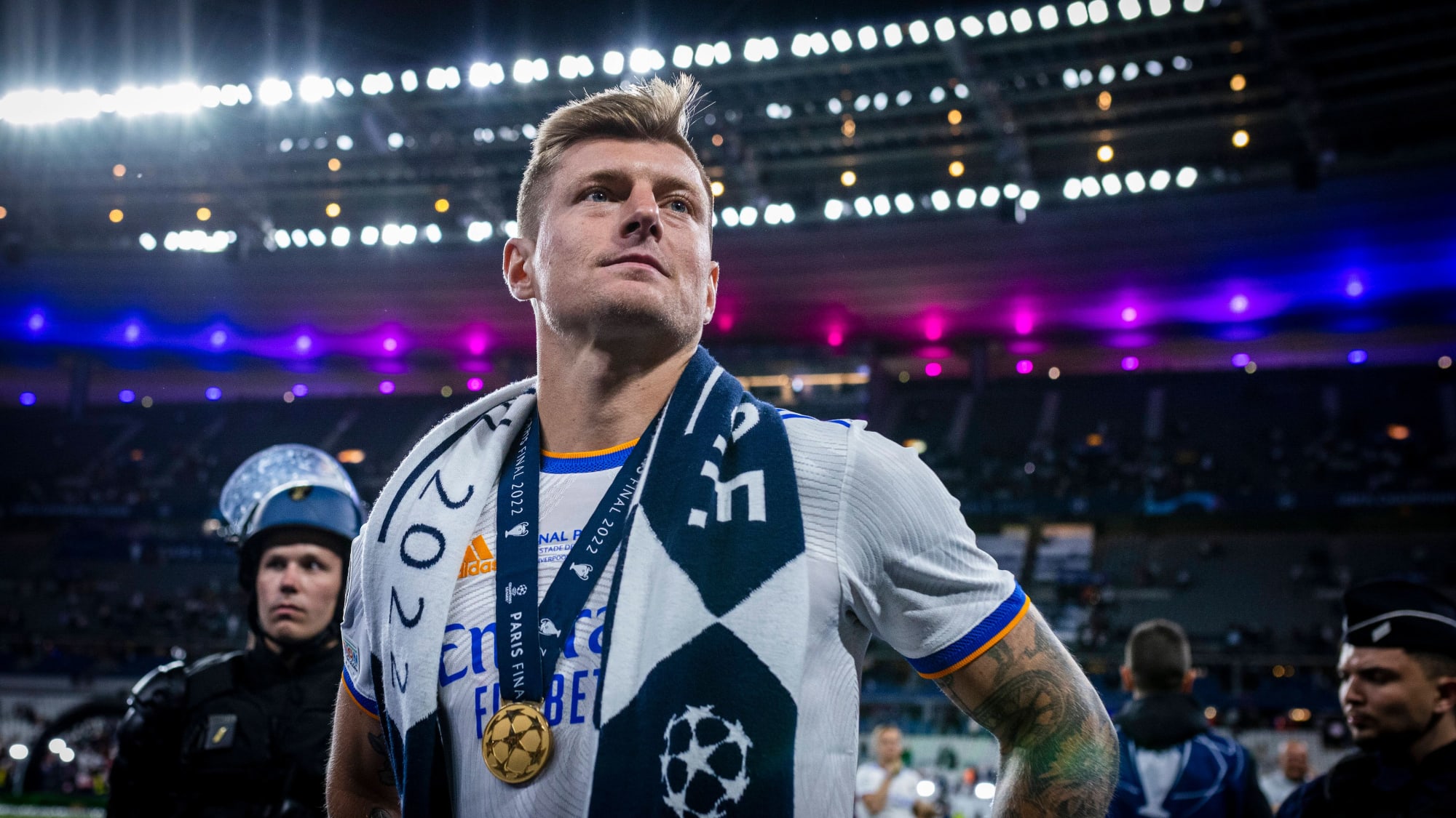 Toni Kroos, nach dem Sieg im Champions-League-Finale, mit Siegermedaille um den Hals