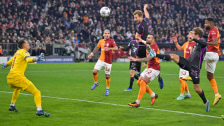 Späte Führung: Harry Kane (o.) erzielt per Kopf das 1:0 für den FC Bayern.