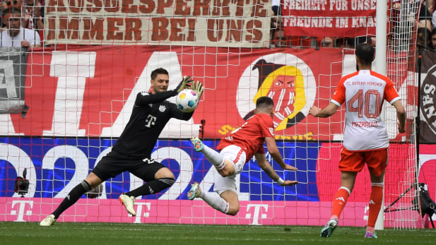 Sven Ulreich pariert den Kopfball von Sargis Adamyan.