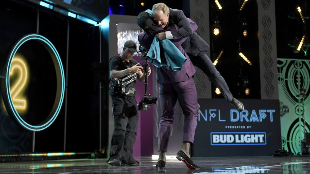 Emotionen an einem gewohnt wilden Draft-Abend: Devin Lloyd hebt NFL-Commissioner Roger Goodell in die Höhe, nachdem er von den Jacksonville Jaguars an 27 gewählt wurde.