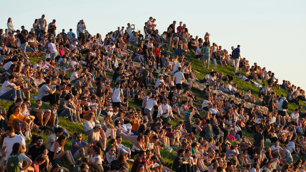 Zuschauer im Münchner Olympiapark tanken die Abendsonne.&nbsp;