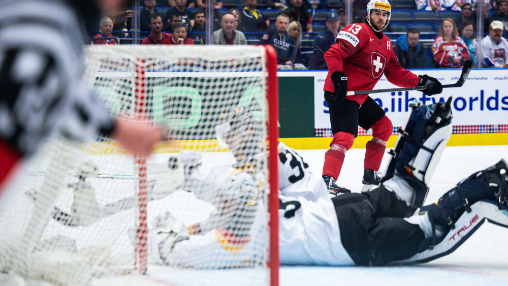 Entscheidender Moment: Nico Hischier (o.) erzielt für die Schweiz im ersten Drittel das 2:0.