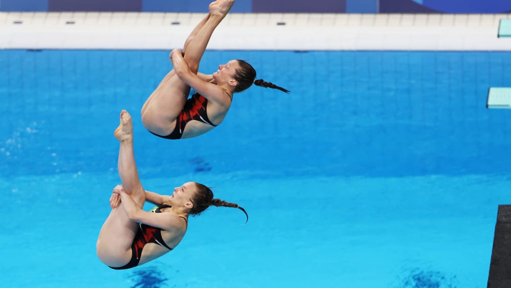 Beine gestreckt, rein ins Wasser:&nbsp;Lena Hentschel und Tina Punzel.
