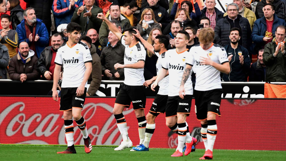 Die Spieler des FC Valencia feiern das 1:0 durch Maxi Gomez (2. v. li.). 