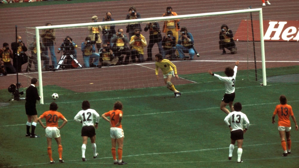 Paul Breitner (#3) jubelt schon, da ist der Ball noch gar nicht drin: Torschütze im WM-Finale 1974.