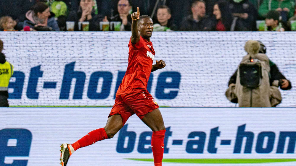 Stuttgarts Guirassy freut sich über das 1:0.