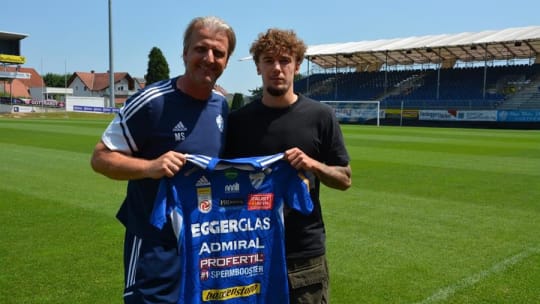 Hartberg-Trainer Markus Schopp mit Neuzugang Christoph Lang (r.).