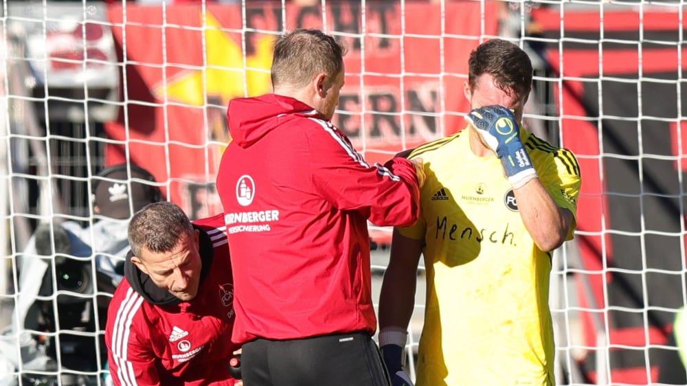 Fällt mit einer Schulterverletzung bis zum Saisonende aus: FCN-Keeper Christian Mathenia (re.).