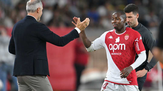 Auf der Brust von Mohamed Camara ist klar zu sehen, dass er das Abzeichen überklebt hat.