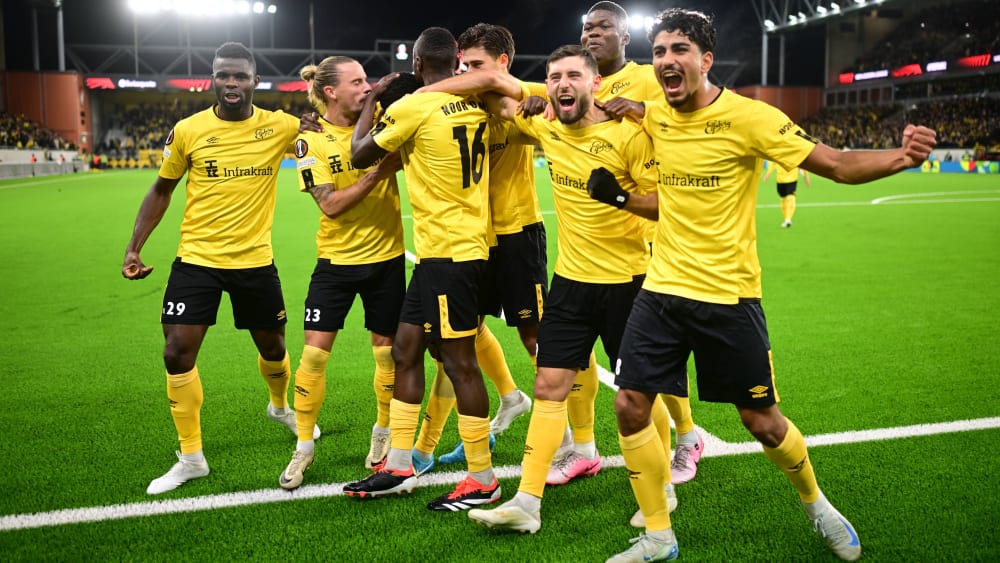 Schwarz-gelbe Freude: Die Spieler von IF Elfsborg bejubeln das 1:0 von Michael Baidoo.