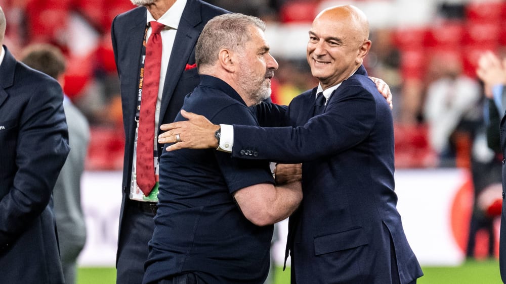 Daniel Levy (re.) beglückwünscht Ange Postecoglou.
