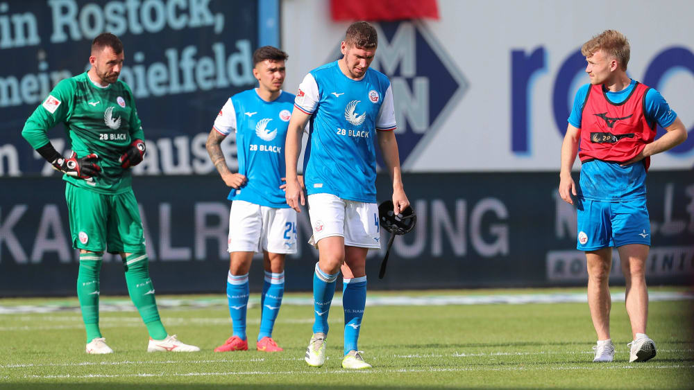 Hansa Rostock um Torwart Markus Kolke musste mit längerer Verzögerung den Gang in die 3. Liga antreten.