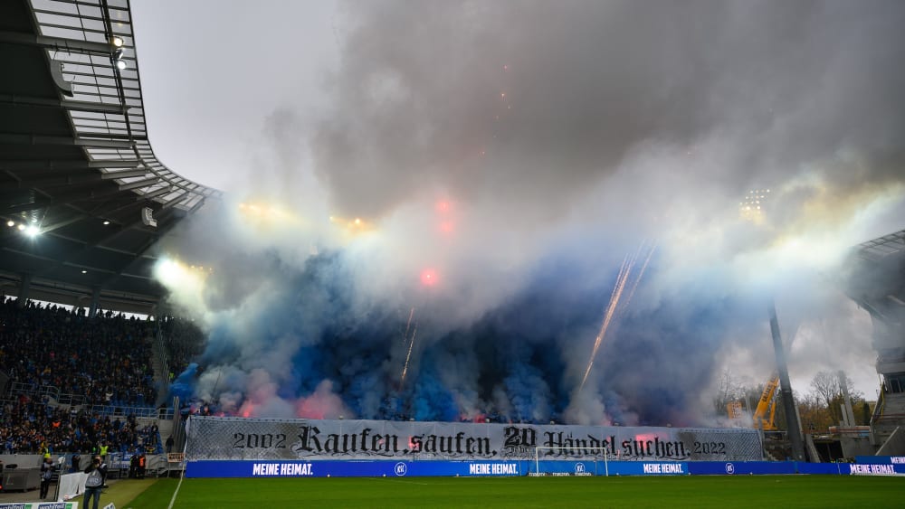 Damit ging alles los - die Pyrotechnik-Show beim Spiel zwischen Karlsruhe und St. Pauli Mitte November.