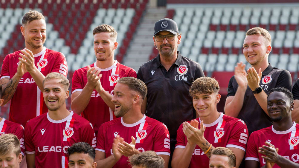 Einklatschen für den Aufstiegskampf: Meister FC Energie Cottbus ist in den Augen aller Trainer der Liga reif für die Titelverteidigung.