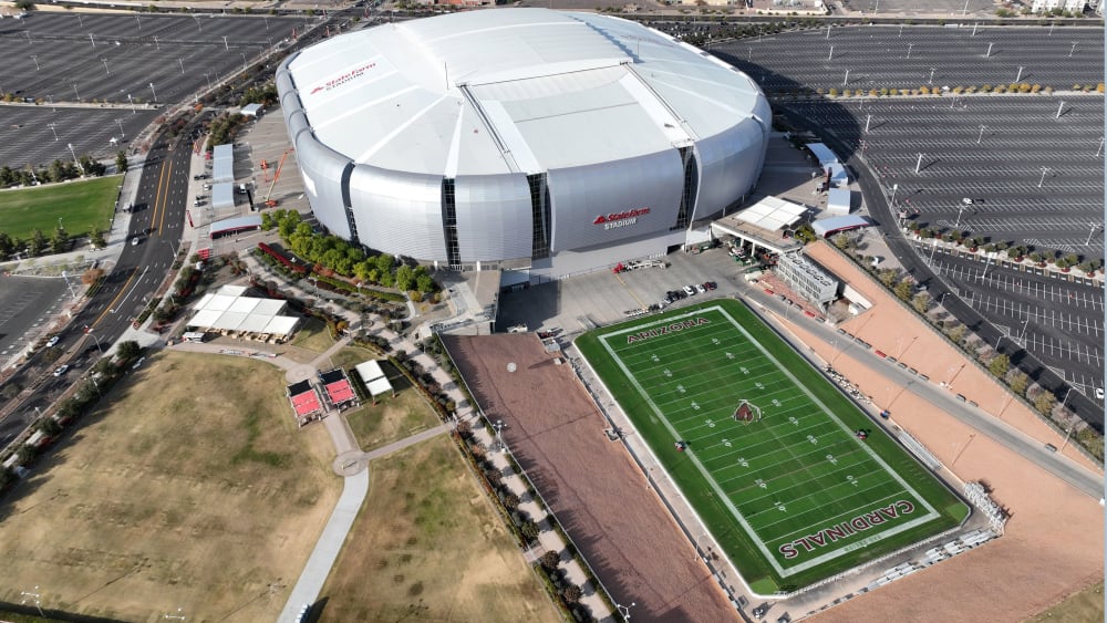 Das State Farm Stadium der Arizona Cardinals in Glendale ist Gastgeber des Super Bowls LVII.