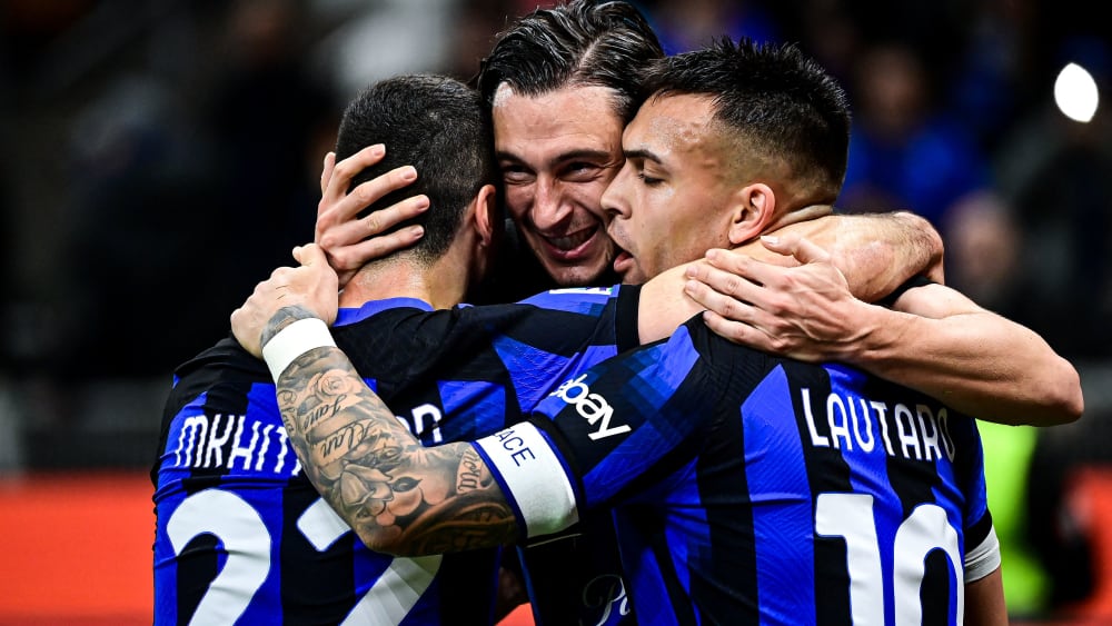 Glückliche Inter-Profis beim Duell mit Atalanta Bergamo unter sich: Henrikh Mkhitaryan und die Torschützen Matteo Darmian sowie Lautaro Martinez (v. l.).