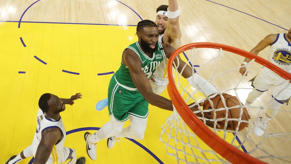 Jaylen Brown und die Boston Celtics haben den Finals-Auftakt gewonnen.