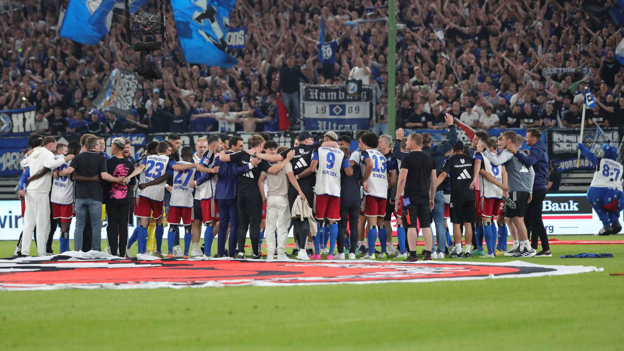 HSV-Spieler feiern auf dem Rasen