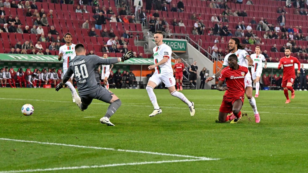 10.05.2024, Fussball 1. Bundesliga 2023 2024, 33.Spieltag, FC Augsburg - VfB Stuttgart, in der WWK-Arena Augsburg, Korrektur Serhou Guirassy (Stuttgart) trifft gegen Torwart Tomas Koubek (FC Augsburg) zum 0:1 ***DFL and DFB regulations prohibit any use of photographs as image sequences and or quasi-video.*** *** 10 05 2024, Soccer 1 Bundesliga 2023 2024, Matchday 33, FC Augsburg VfB Stuttgart, at WWK Arena Augsburg, Correction Serhou Guirassy Stuttgart scores against goalkeeper Tomas Koubek FC Augsburg to 0 1 DFL and DFB regulations prohibit any use of photographs as image sequences and or quasi video