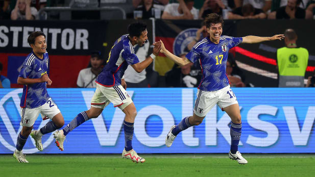 Japans Team um Schütze Ao Tanaka feiert das 4:1 in Wolfsburg.