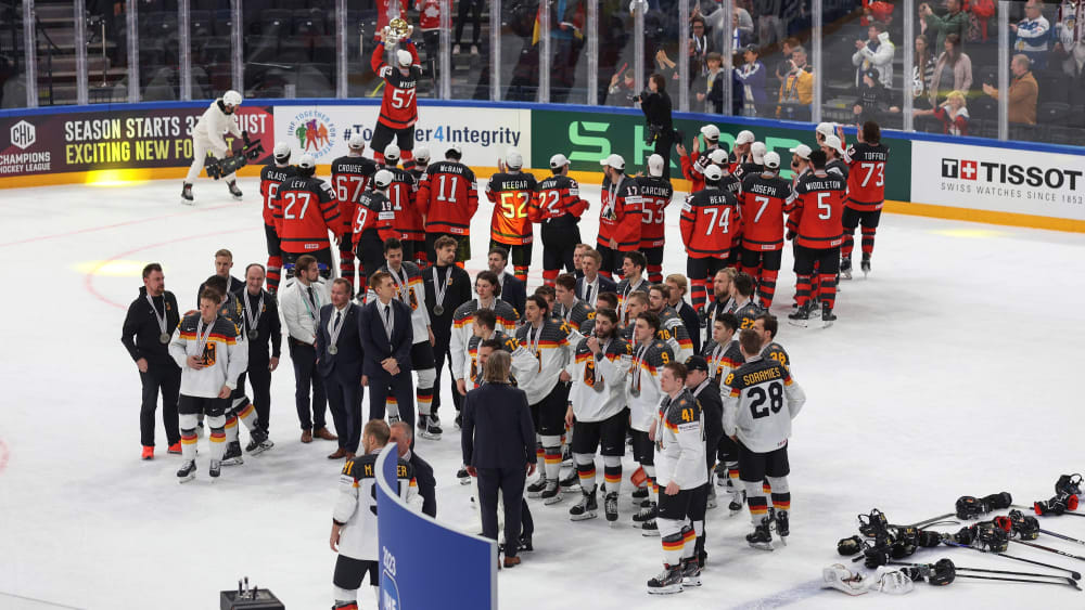Im Hintergrund der Pokal: Das deutsche Team holt in Tampere Silber.