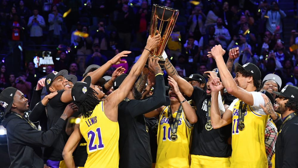 Alle wollen ihn haben: Die Los Angeles Lakers sind erster Gewinner des NBA Cup.