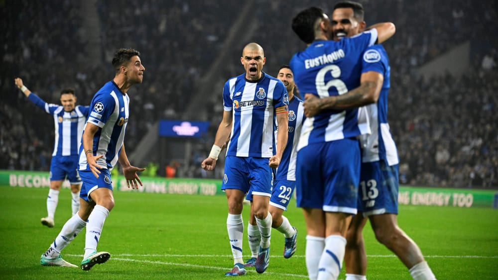 Führte seine Team mit einem Treffer ins Achtelfinale: Porto-Kapitän Pepe (Mitte).