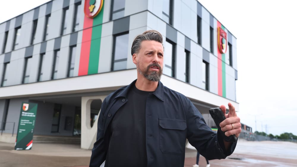 Trainer Sandro Wagner steht vor der Geschäftsstelle des FC Augsburg.