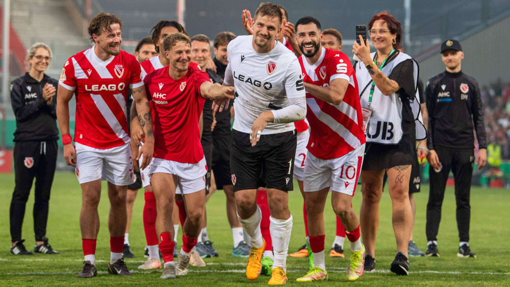  Cottbus-Ersatzkeeper Alexander Sebald (weißes Trikot).