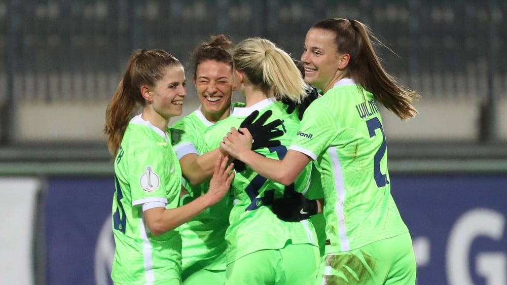 Die Frauen des VfL Wolfsburg jubeln über den ersten Treffer durch Janssen.