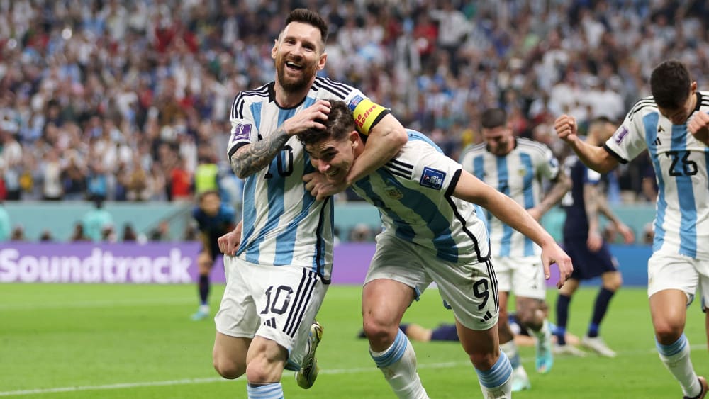 Schossen Argentinien ins WM-Finale: Lionel Messi und Julian Alvarez (Nr. 9).&nbsp;