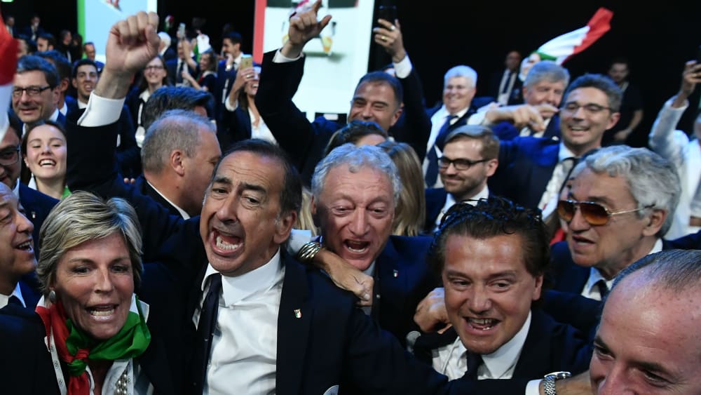 Ausgelassene Stimmung: Italiener feiern im Saal den IOC-Zuschlag f&#252;r die Olympischen Winterspiele 2026.