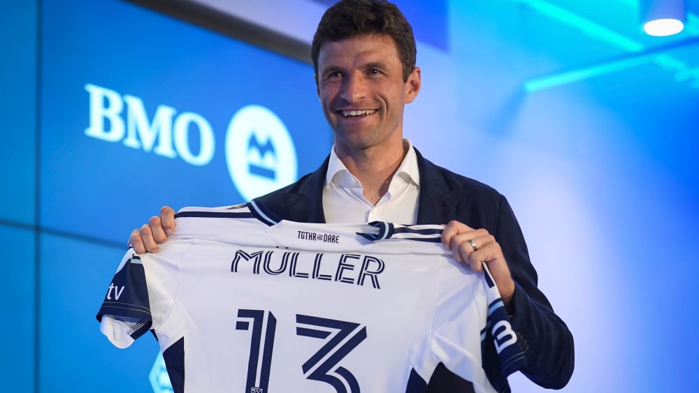Thomas Müller präsentiert sein neues Trikot.