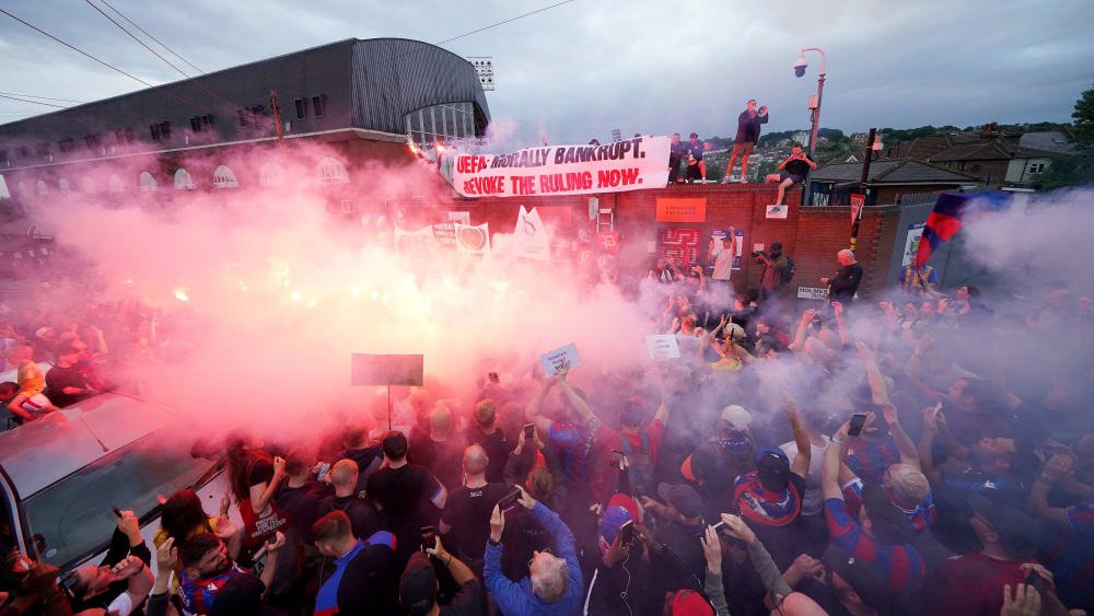 Am Dienstag protestieren Fans von Crystal Palace in London gegen die UEFA. Diese sei "moralisch bankrott", steht auf dem Banner.