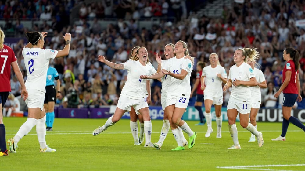 Englands Nationalspielerinnen kamen beim klaren 8:0 über Norwegen fast nicht aus dem Jubeln heraus.