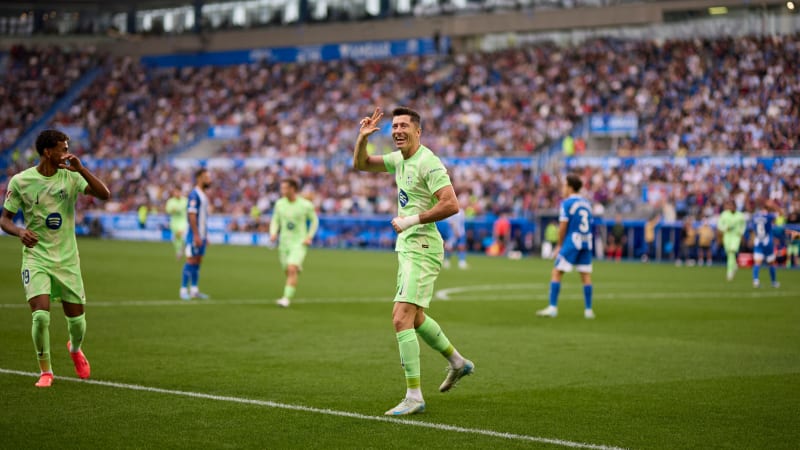 VITORIA-GASTEIZ, SPAIN - OCTOBER 06: Robert Lewandowski of FC Barcelona celebrates after scoring his team's third goal during the LaLiga match between Deportivo Alaves and FC Barcelona at Estadio de Mendizorroza on October 06, 2024 in Vitoria-Gasteiz, Spain. (Photo by Ion Alcoba Beitia/Getty Images)