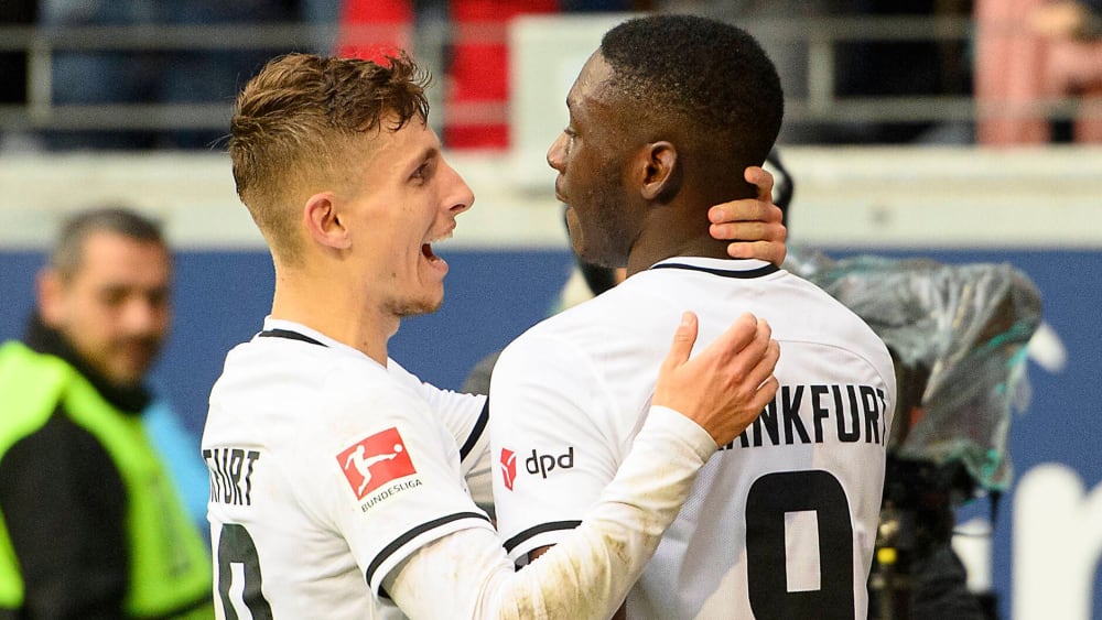 Randal Kolo Muani (re.) und Jesper Lindström spielten beim 5:1 gegen Leverkusen groß auf.