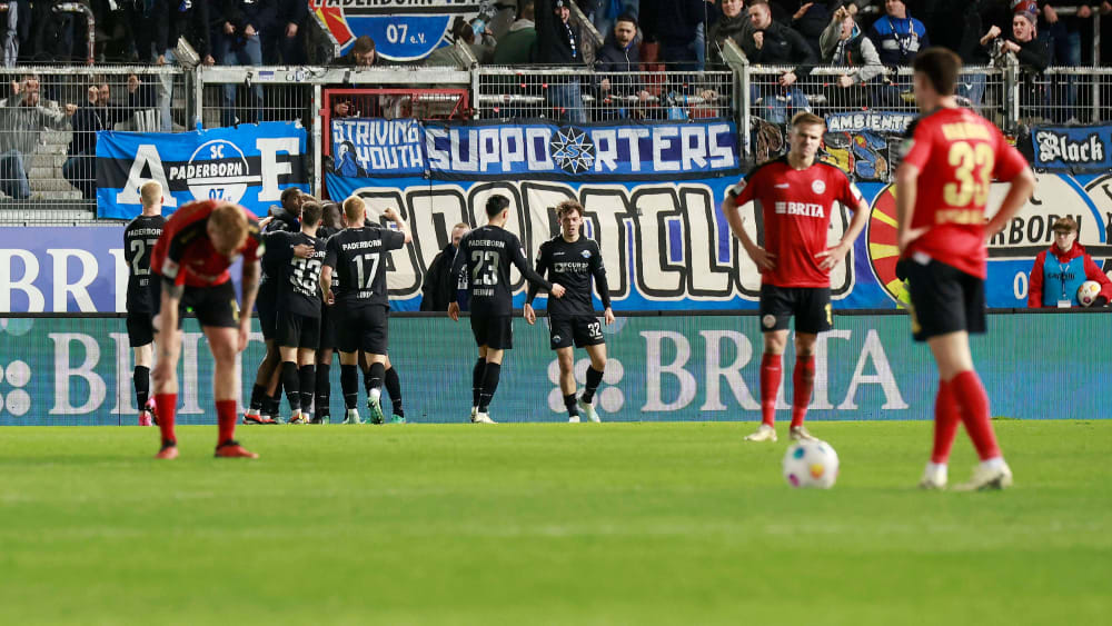 Die Paderborner in schwarz feiern Bilbijas Siegtreffer. Wiesbaden rutscht weiter in den Abstiegskampf.