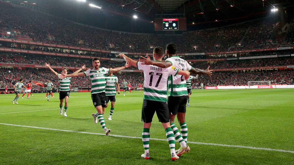 Sportings Spieler feiern beim Erzrivalen das 1:0 von Sarabia.