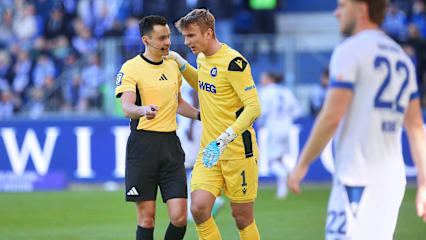 Bekam von Schiedsrichter Konrad Oldhafer die fünfte Gelbe Karte: KSC-Keeper Hans Christian Bernat.
