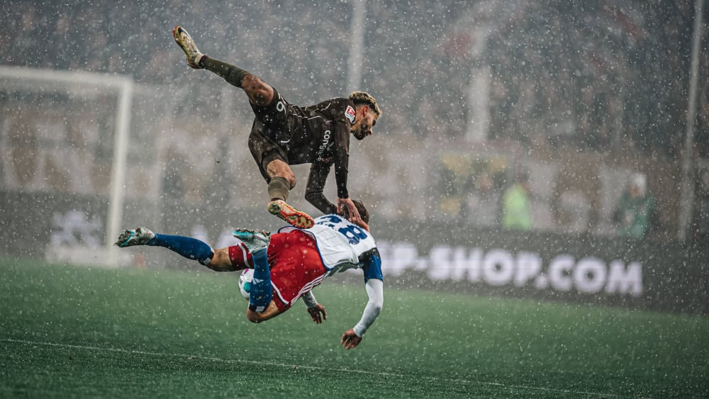 Elias Saad (oben) und der FC St. Pauli haben den HSV um Miro Muheim sportlich übertrumpft.