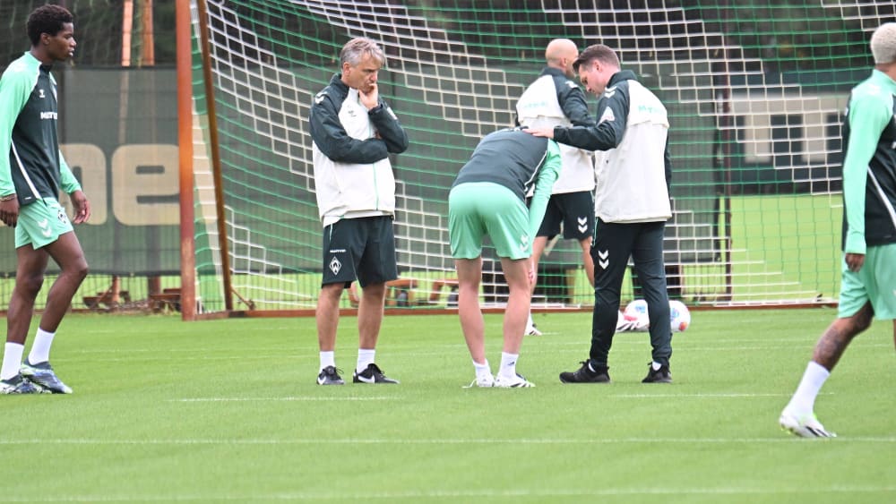 Marvin Ducksch (Mi.) musste das erste Werder-Training frühzeitig abbrechen.