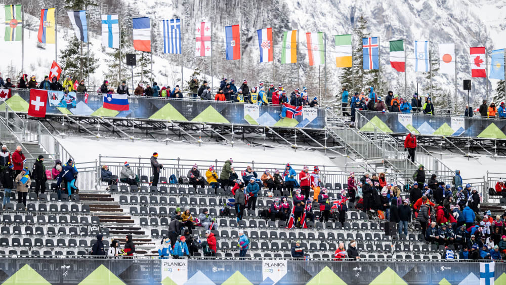 Viele freie Sitze: Die Nordische Ski-WM in Planica glänzt nicht durch großen Fan-Zuspruch.