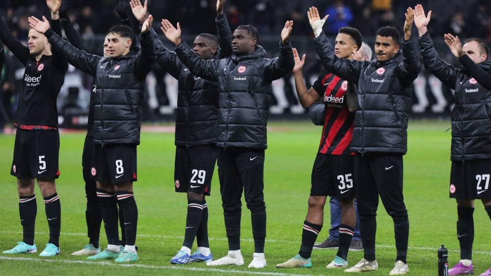 Die Spieler von Eintracht Frankfurt können sich der Unterstützung ihres Trainers sicher sein.