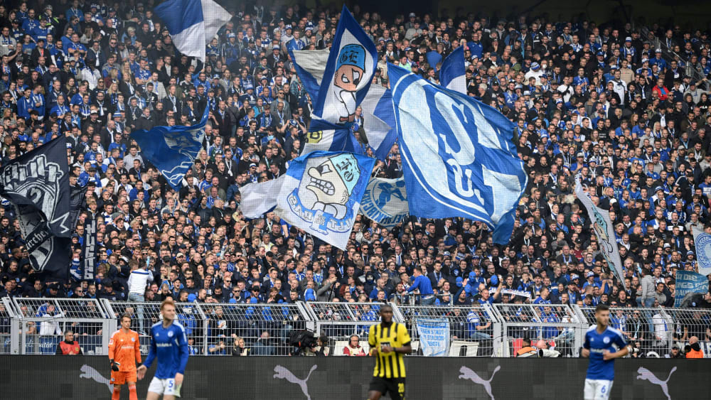 Hier wurde teilweise gezündelt: Der Schalke-Block beim Derby in Dortmund.
