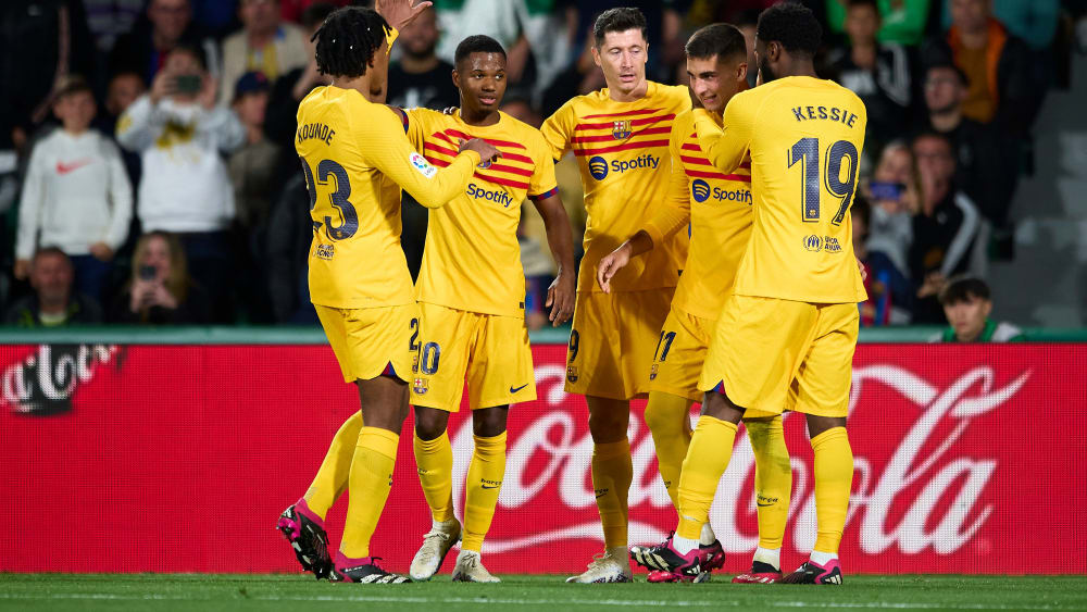 Torschützen unter sich: Barcelonas Ansu Fati (2.v.l), Robert Lewandowski (Mi.) und Ferran Torres lassen sich beim 4:0 in Elche feiern.